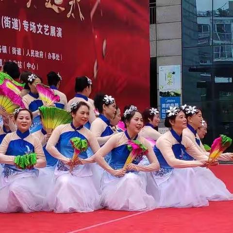 没伞的孩子必须努力奔跑，加油！