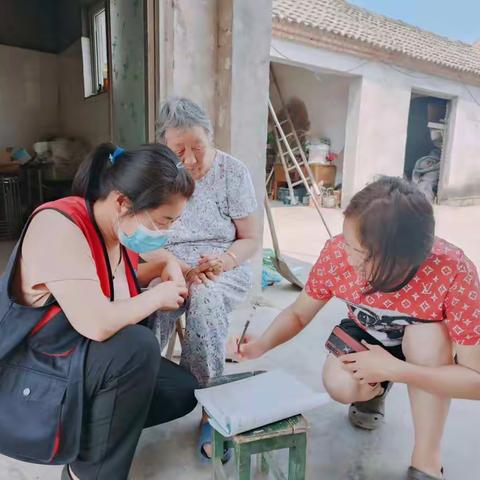 网格员走访入户开展问卷调查                      挖掘居民群众需求