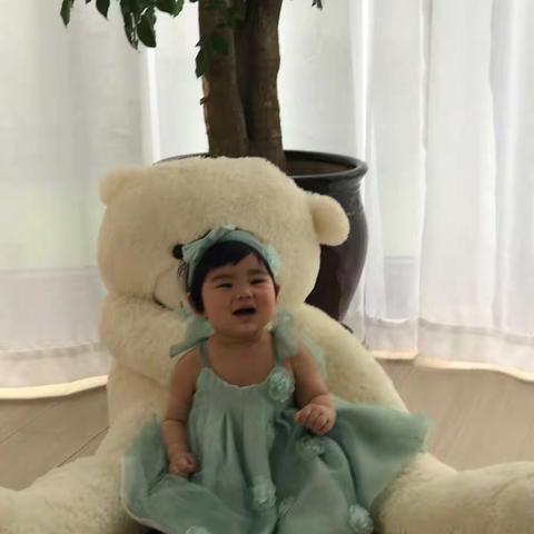 小胖妞拍周岁照了，妈妈用手机拍了几张，先睹为快吧。