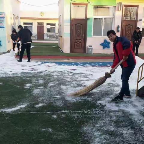 瑞雪兆丰年，最美扫雪人-赵元湾村幼儿园及时扫除积雪纪实