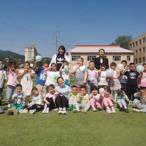 满族小学幼儿园中二班小朋友祝大家六一快乐！