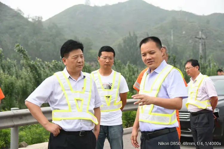 2019年6月21日，集团公司总工程师郑瑞君等一行到张石公司紫荆关三号隧道施工现场进行检查。