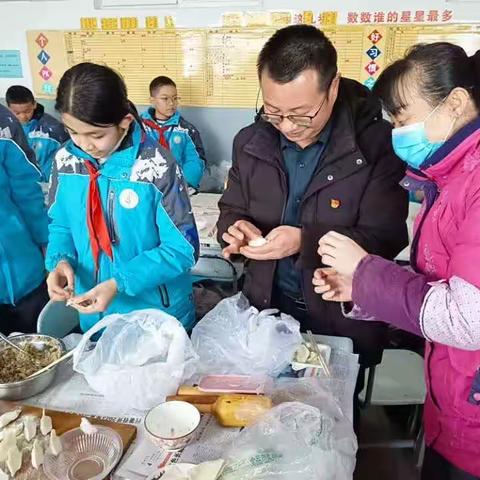 乌苏市第四小学六年级组：饺子包团圆，冬至暖人心