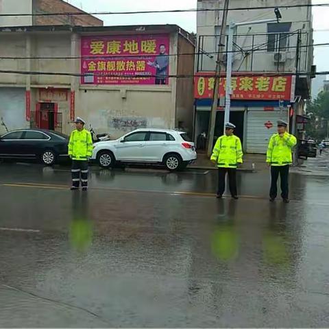 雨中“你”最美～～洛宁交警恪尽职守、为高考护航