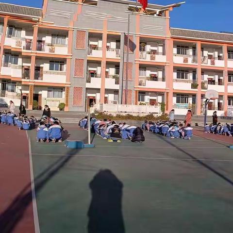 防震演练，安全同行——前所小学师生常规地震演习