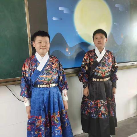 着传统服装，诵经典美文，庆双节同至一一五（6）班活动剪影