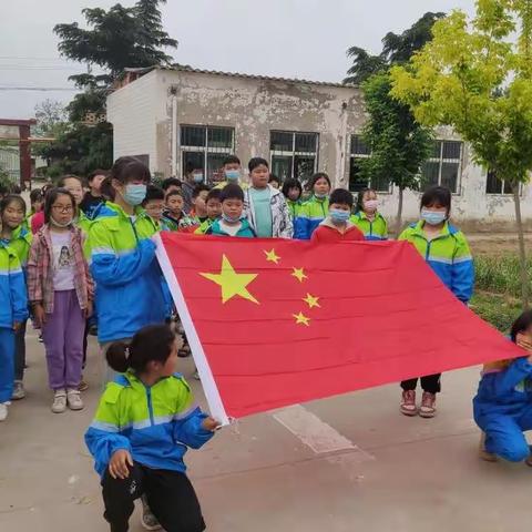 五星红旗照耀返校路！！！开封市祥符区半坡店乡八府小学复学升旗仪式！！！