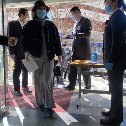 分行渠道部杨总莅临朝阳甜水园支行督导服务工作