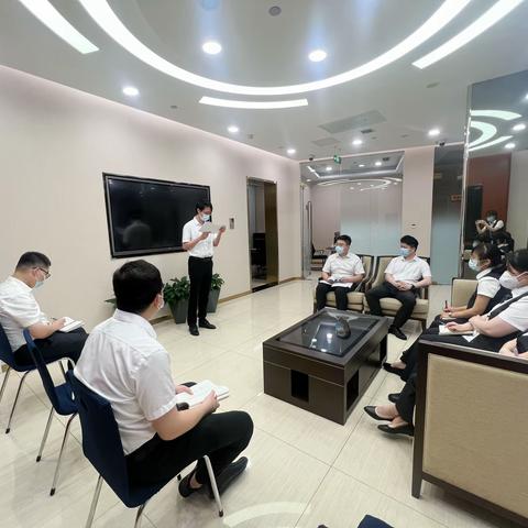 自贸试验区荣华中路支行举办“警示与反思”内控合规大讨论