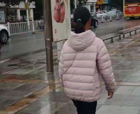 用适当的面积单位估测广场面积