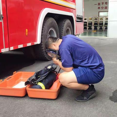 诚信路消防救援站中秋节前对车辆器材装备进行检查和维护保养