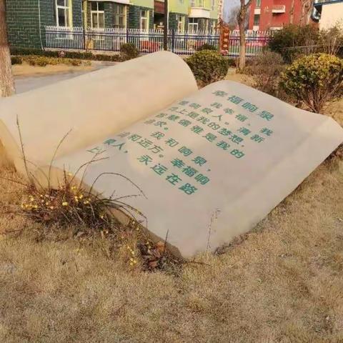 春君徜徉，春色动微寒