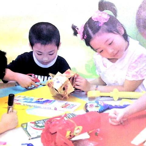 育才小学二年级美术课堂《小礼物》