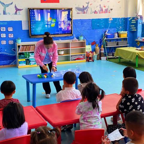青河镇第一幼儿园小二班  科学小实验———《海绵宝宝🧽会喝水》