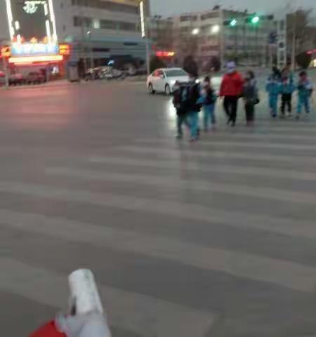 家长执勤，最美守护！