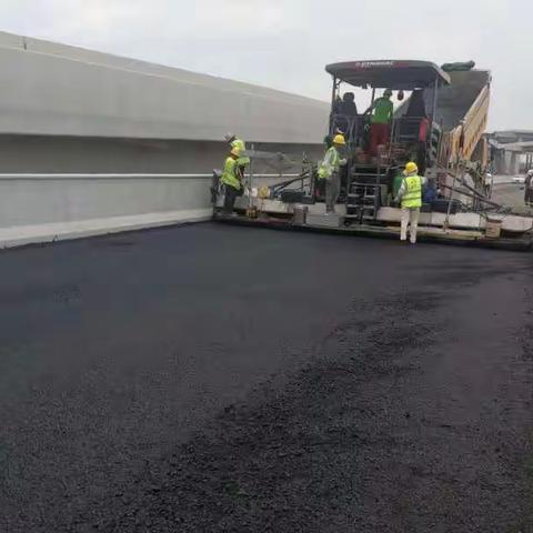 路泽太路高架面标开始机场枢纽匝道沥青下面层施工