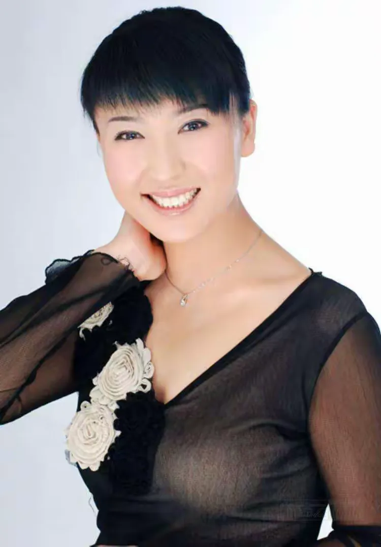 闫学晶演唱的一首《老家》