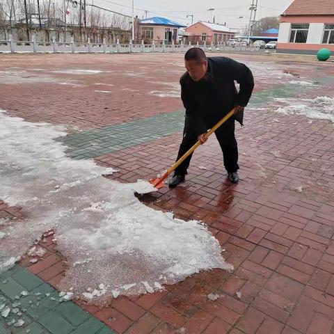 瑞雪纷飞满校园，教师铲雪保安全