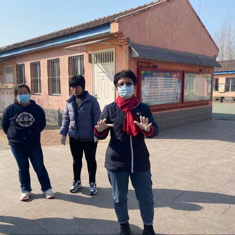 “刷树防虫害，创文明校园”卢沟桥一小主题党日活动