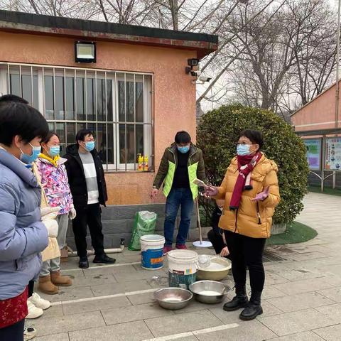 “党政团工手拉手，刷树灭虫美校园”活动