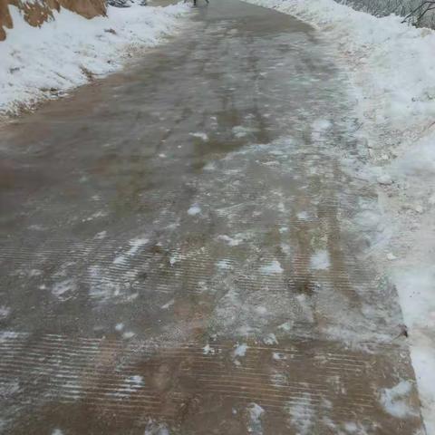 西交口乡各村保洁员清扫道路积雪