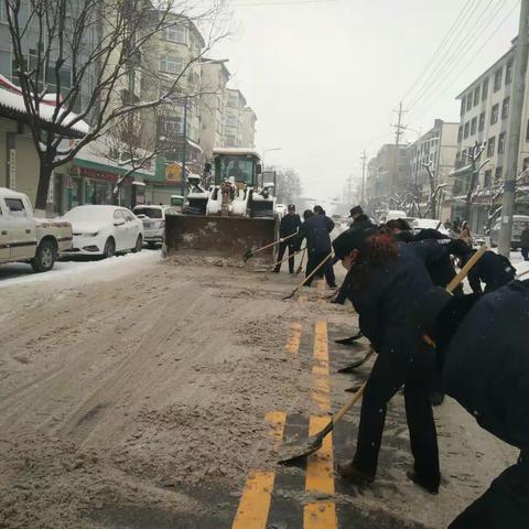 陇县城管局干部职工 齐心协力除积雪 方便群众安全行