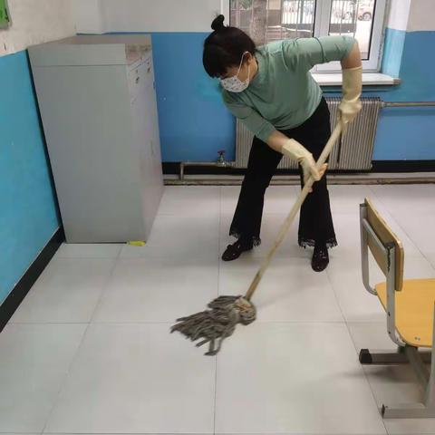 富区特殊教育学校【开展校园消杀 筑牢疫情防线】