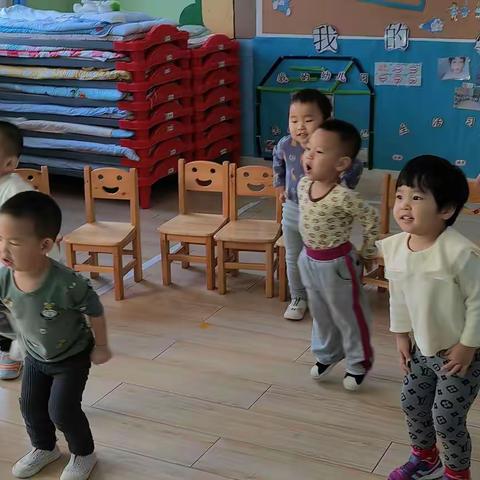 知睿尔幼儿园托班音乐活动《母鸭带小鸭》