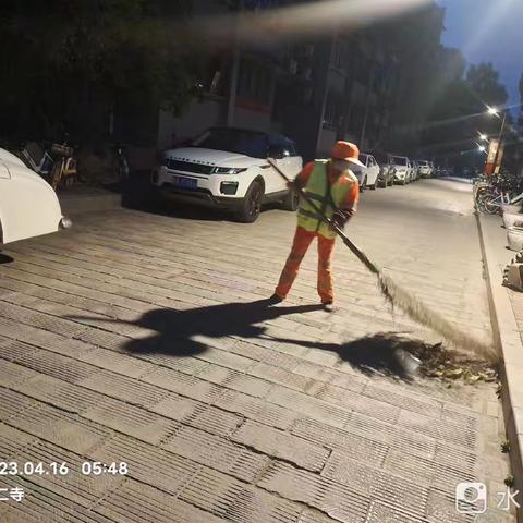 全面提升道路清扫保洁质量  积极推进城市精细化管理