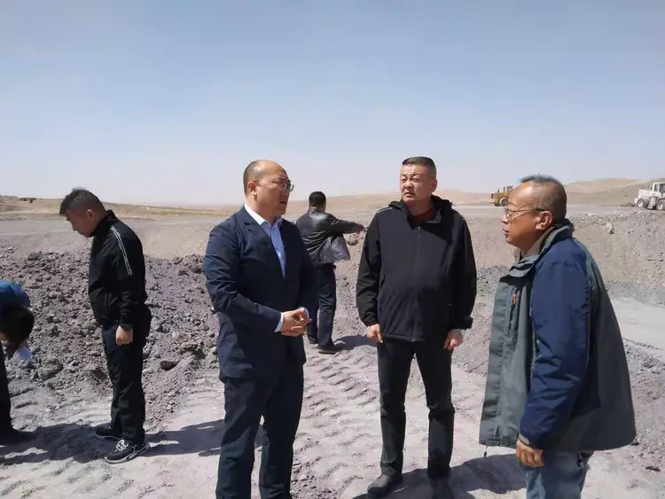 乌拉特后旗旗委副书记,政府旗长毅恒实地督导检查矿山生态环境整治