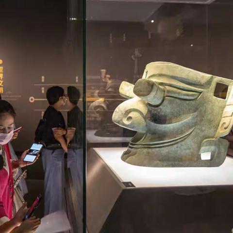 古蜀之光——三星堆 . 金沙遗址出土文物展