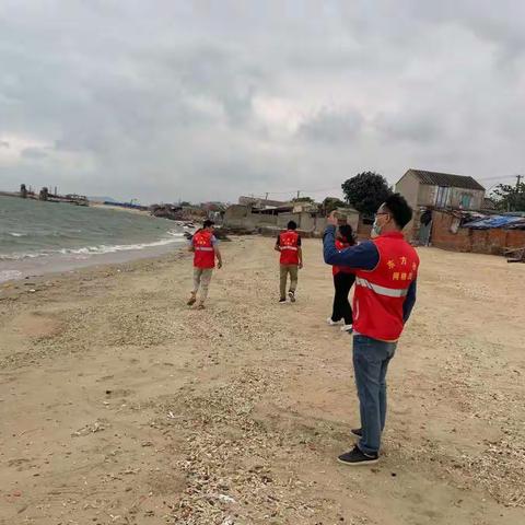 滨海社区网格员在海边日常巡查