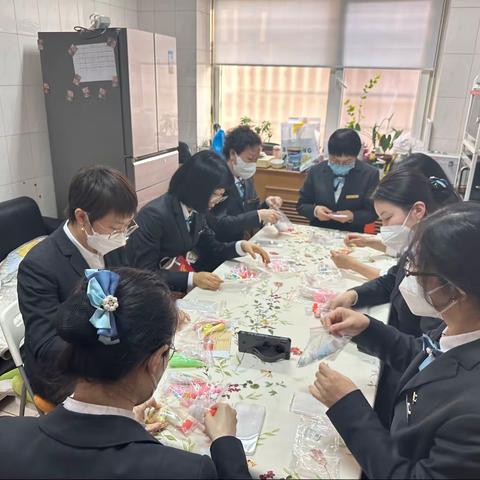 学院路支行开展三八DIY手机壳活动