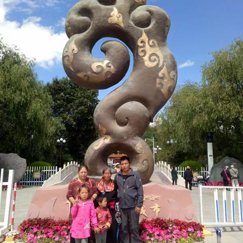 བཟའ་མི་གང་བོ་ལྷ་ས་མཇལ་སྐོར་དུ་ཕེབས་པའི་འདྲ་པར
