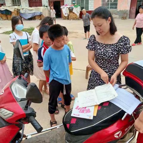 放假不放责，暑期在行动——宋集小学家访及作业检查活动