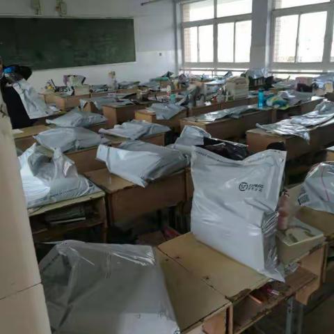 岁月静好，只因他们负重前行——枣阳一中高二年级给学生邮寄课本到家