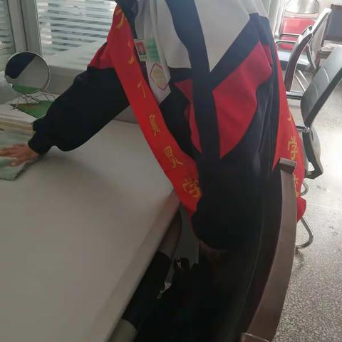 太原市财贸学校21旅游物流班在校园进行志愿活动