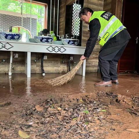 破除官本位       解民忧   保畅安      农路人暴雨逆行显担当