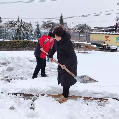 大雪纷飞满校园   师生扫雪暖人心