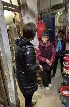 新港街道开展关爱独居老人消防安全检查活动