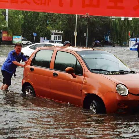 柏乡城管雨中坚守岗位，守护城市安全