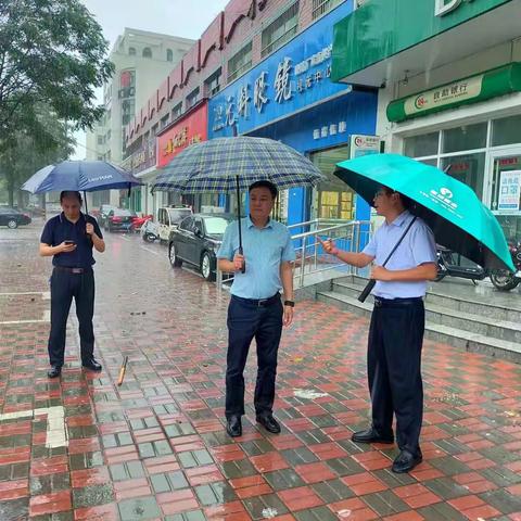 县城管局冒雨开展防涝抢险