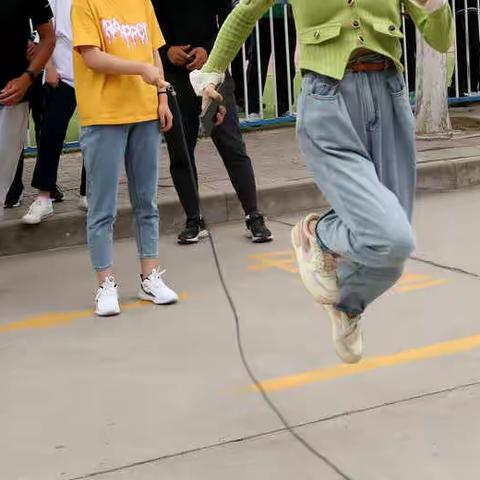 阳光体育庆“五一”  彩绳飞舞展风采 —长庆二中举行庆“五一”教职工体育活动