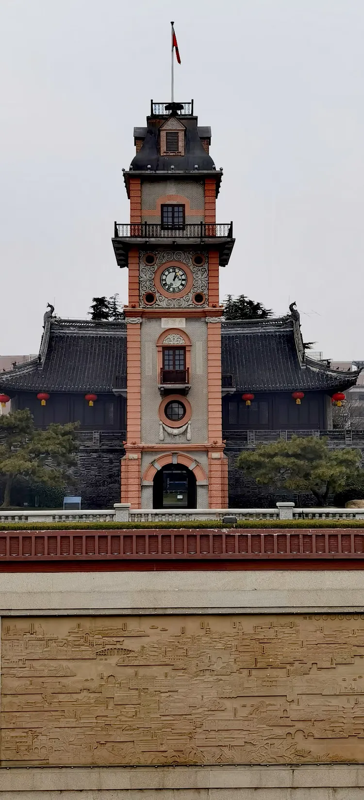 钟楼位于南通崇川人民中路47号,是濠河风景名胜区的一部分,是地标性