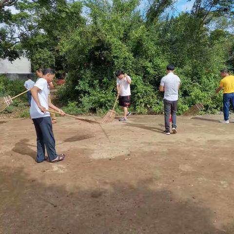 积万村委会齐心协力开展人居环境整治  营造整洁村居环境