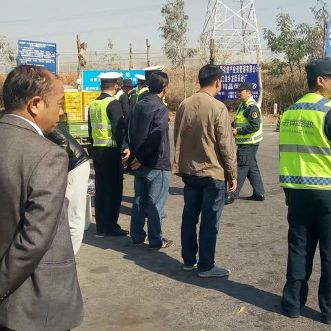 春节联合路政、公安解堵