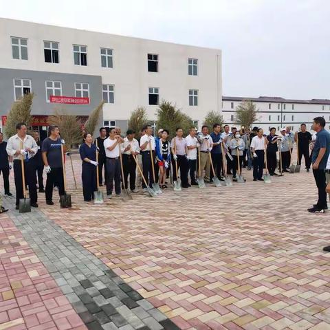 县农业农村局开展“学党史跟党走，我为群众办实事，村台卫生大扫除”活动