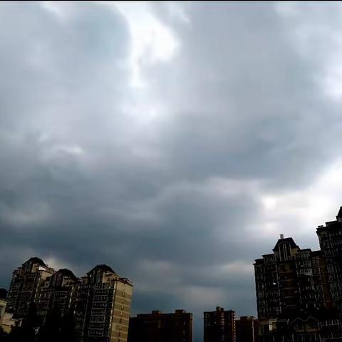 今日大雨晚霞闪电