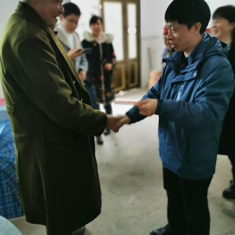 情暖寒冬，爱入人心——组织部副部长、老干局局长来弋华深入漆工镇为困难老党员、优秀驻村干部等送上节日祝福