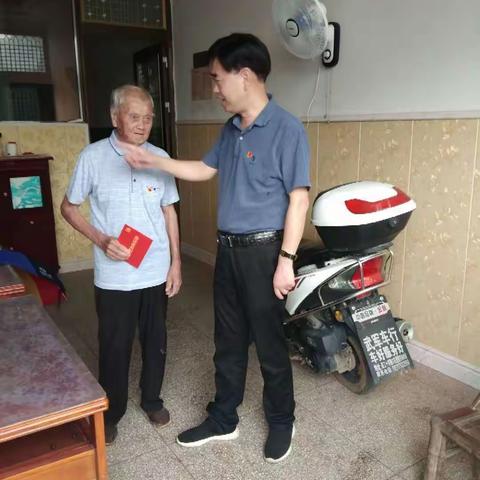 县委副书记刘伟明深入漆工镇走访慰问困难老党员